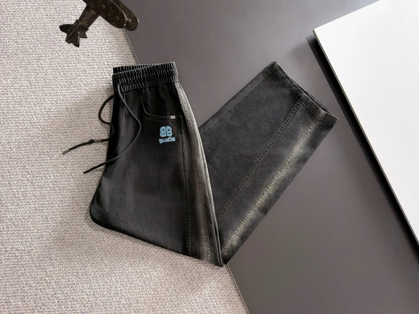 Next day shipment P195 Balenciaga High Quality 2026 Autumn and Winter New Arrival elastic band casual pants, counter-customized fabrics, Breathable, high comfort, impeccable details, brand element design concept, reflecting high quality. It feels delicate and soft! It presents a casual cut and the upper body shape is great! Sizes:S-3XL